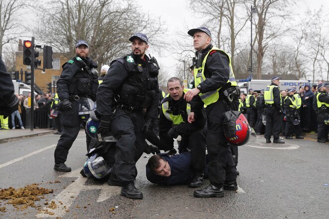„Tottenham“ ir „Millwall“ fanai kovoja su policija | Scanpix nuotr.
