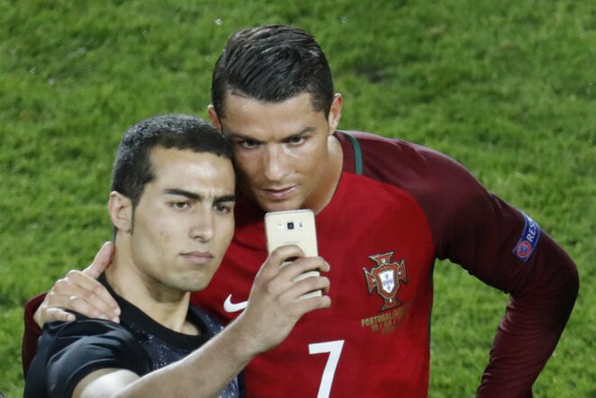 Cristiano Ronaldo sutiko su fanu pasidaryti asmenukę | Scanpix nuotr.