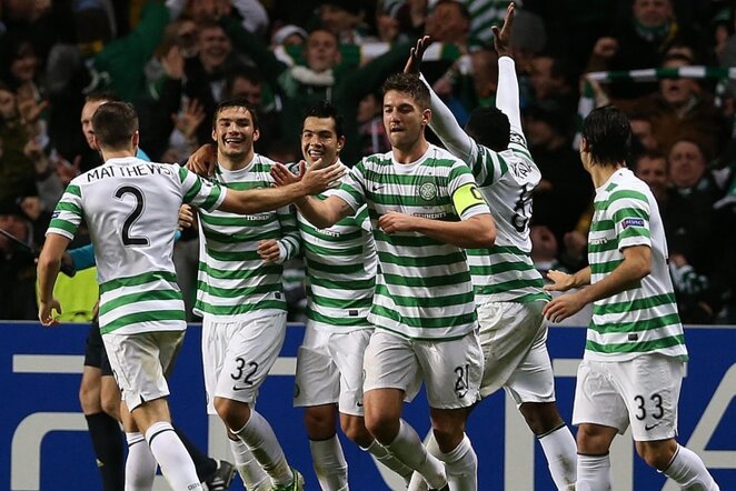 Įvartį švenčiantys Glazgo „Celtic“ futbolininkai | AFP/Scanpix nuotr.