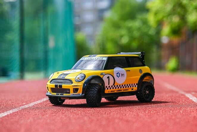Lengvosios atletikos varžybose – radijo bangomis valdomi automobiliai | Alfredo Pliadžio nuotr.