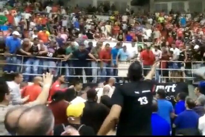 Venesuelos krepšinio lygos finalo rungtynių akimirka | „Twitter“ nuotr.