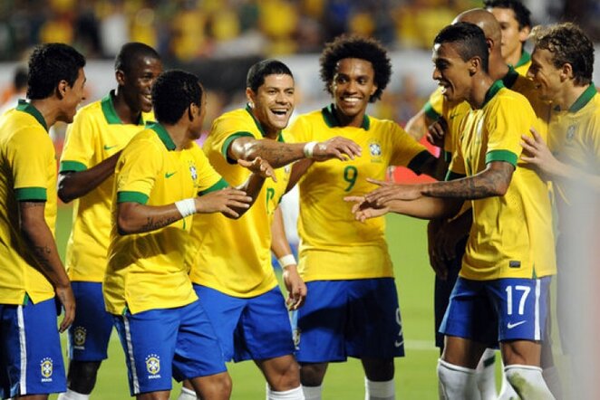 Brazilijos futbolininkai džiaugiasi penktuoju įvarčiu | Reuters/Scanpix nuotr.