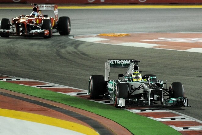 Nico Rosbergas važiuoja prieš Fernando Alonso Singapūre | AFP/Scanpix nuotr.