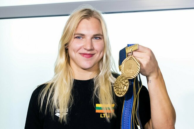 Rūtos Meilutytės ir plaukikų komandos pasitikimas Vilniaus oro uoste | Gretos Skaraitienės/BNS Foto nuotr.