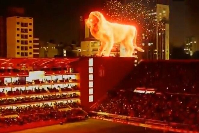 Holografinis liūtas ant stadiono nepaliko abejingų | „Twitter“ nuotr.