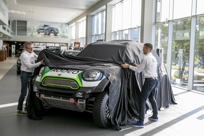 V.Žala ir S.Jurgelėnas pristatė naująjį automobilį Dakaro raliui | Luko Balandžio / BNS foto nuotr.