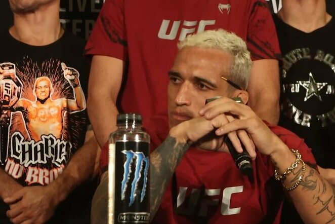 Charlesas Oliveira | „Stop“ kadras
