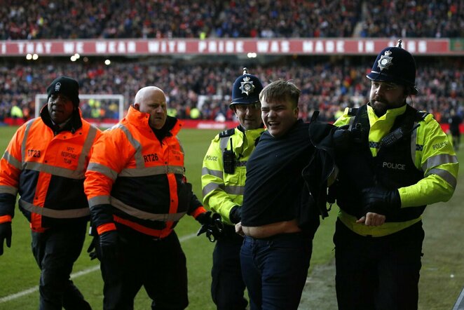Policija išsiveda „Leicester City“ faną | Scanpix nuotr.