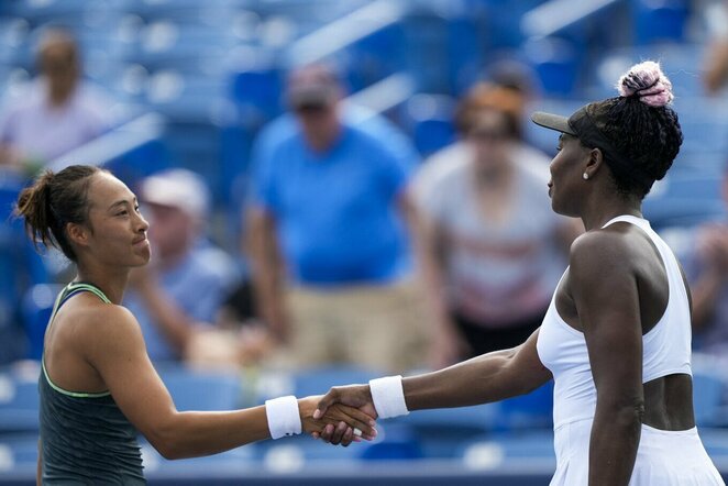 Qinwen Zheng ir Venus Williams | Scanpix nuotr.