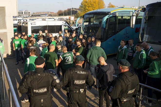 Policijos prižiūrimi „Žalgirio“ fanai atvyko į Vilnių | Roko Lukoševičiaus/BNS Foto nuotr.