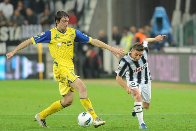 Francesco Acerbi (kairėje) rungtynėse prieš Turino „Juventus“ | AFP/Scanpix nuotr.