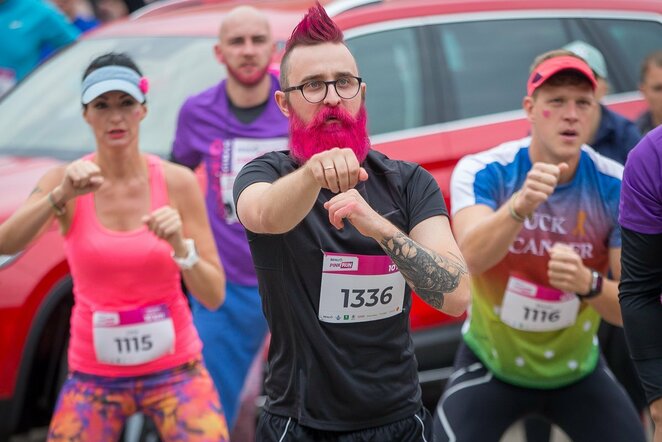 Rožinėmis barzdomis pasipuošę bėgikai siunčia žinutę moterims – pasitikrinkite! | Roko Lukoševičiaus nuotr.