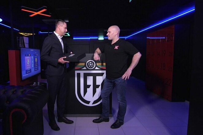Lietuvos futbolo federacija pasirašė sutartį su naujai duris atveriančia „CyberX Arena“ | Organizatorių nuotr.