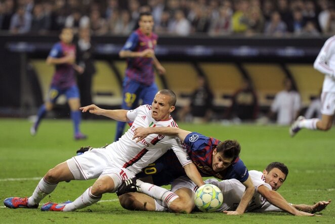 „Milan“ žaidėjai grumiasi su Lioneliu Messi | AP/Scanpix nuotr.
