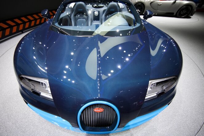 Naujasis "Bugatti Veyron 16.4 Grand Sport Vitesse" Ženevos automobilių parodoje, Šveicarijoje | Reuters nuotr.