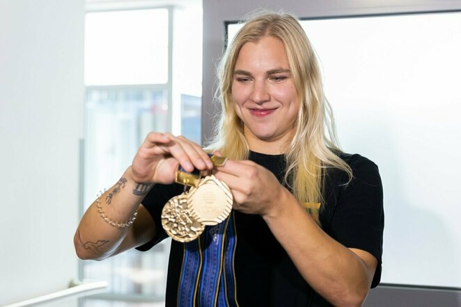 Rūtos Meilutytės ir plaukikų komandos pasitikimas Vilniaus oro uoste | Gretos Skaraitienės/BNS Foto nuotr.