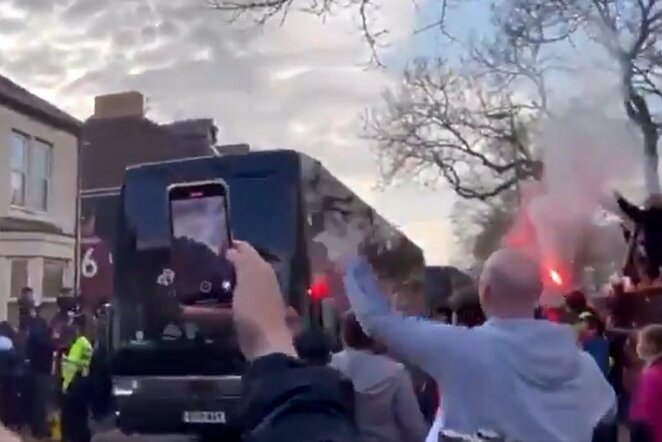 „Liverpool“ fanai pasitiko „Real“ autobusą | „Twitter“ nuotr.