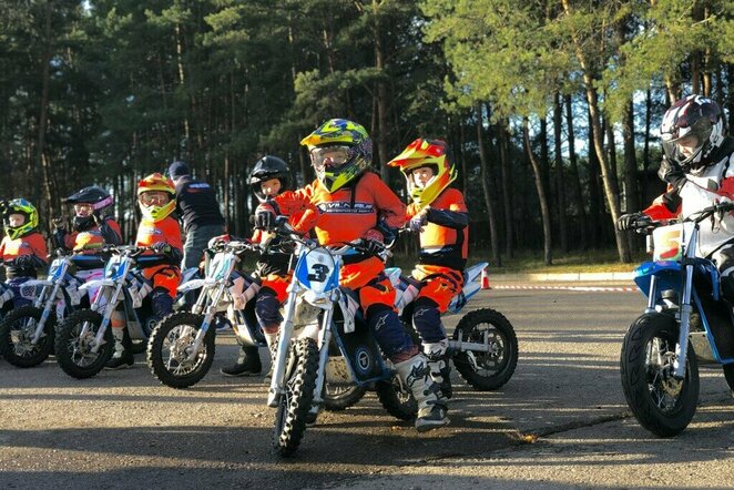 Savaitgalį Kaune debiutavo vaikų elektrinių motociklų varžybos | Organizatorių nuotr.