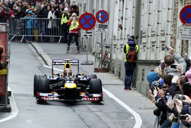 Sebastianas Vettelis Austrijos gatvėse | AP/Scanpix nuotr.