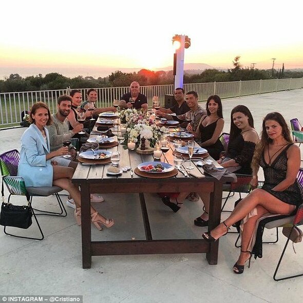 C.Ronaldo su šeima ir draugais | Instagram.com nuotr