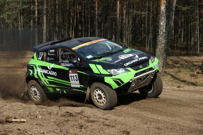 „Organicagro Racing Team“ ekipažui teko adaptuotis prie lietuviško miško (Jordano Jakšio nuotr.) | Organizatorių nuotr.