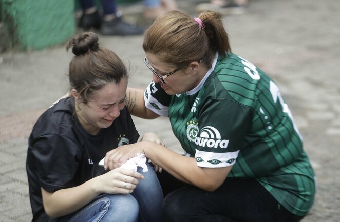 „Chapecoence“ fanės lieja ašaras prie klubo stadiono | Scanpix nuotr.