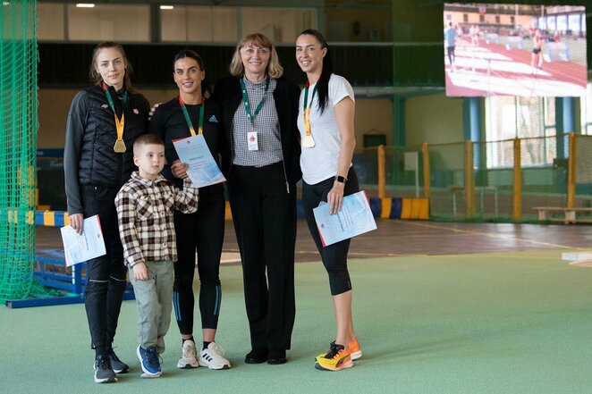 Trišuolio prizininkės ir Nijolė Medvedeva | Alfredo Pliadžio nuotr.