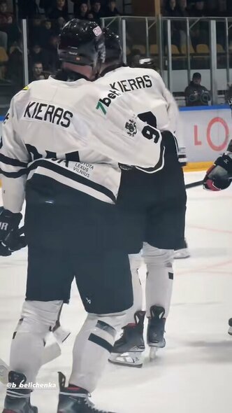 Ant visų „Hockey Punks“ žaidėjų nugarų buvo užrašyta Kiero pavardė | „Stop“ kadras