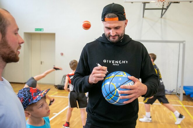 Linas Kleiza apsilankė SKM stovykloje | Sauliaus Čirbos nuotr.