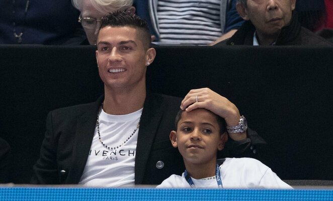 Cristiano Ronaldo su Cristiano jaunesniuoju | Scanpix nuotr.
