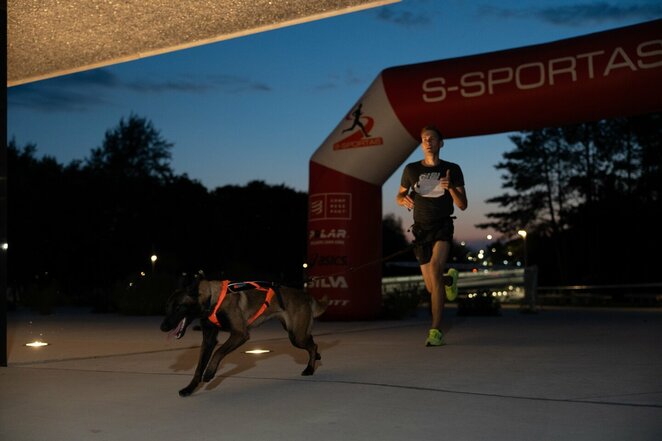 Belgų aviganis Sparta ir Rytis Stumbra | Organizatorių nuotr. Belgų aviganis Sparta ir Rytis Stumbra | Organizatorių nuotr.