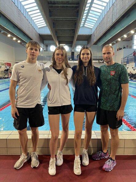 Tajus Juška, Ieva Visockaitė, Ieva Nainytė ir treneris Laurynas Svipas („LTU Aquatics“ nuotr.) | Organizatorių nuotr.