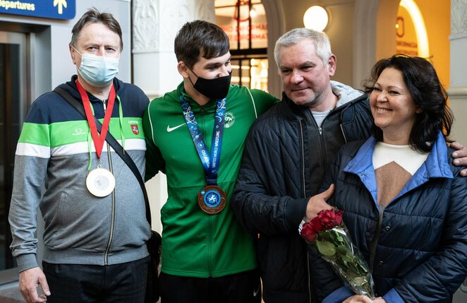 Kristupas Šleiva su treneriu Vladimiras Audickas ir tėveliais l Manto Stankevičiaus nuotr.