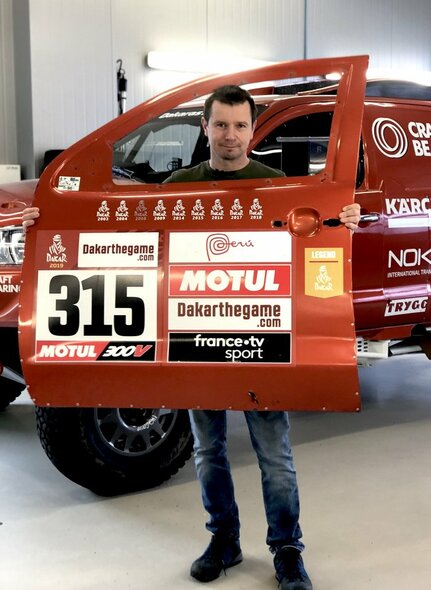 A.Juknevičius rengia pirmąjį Lietuvoje Dakaro relikvijų aukcioną | Organizatorių nuotr. A.Juknevičius rengia pirmąjį Lietuvoje Dakaro relikvijų aukcioną | Organizatorių nuotr.