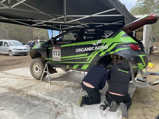 „Organicagro Racing Team“ ekipažui teko adaptuotis prie lietuviško miško (Komandos nuotr.) | Organizatorių nuotr. „Organicagro Racing Team“ ekipažui teko adaptuotis prie lietuviško miško (Komandos nuotr.) | Organizatorių nuotr.