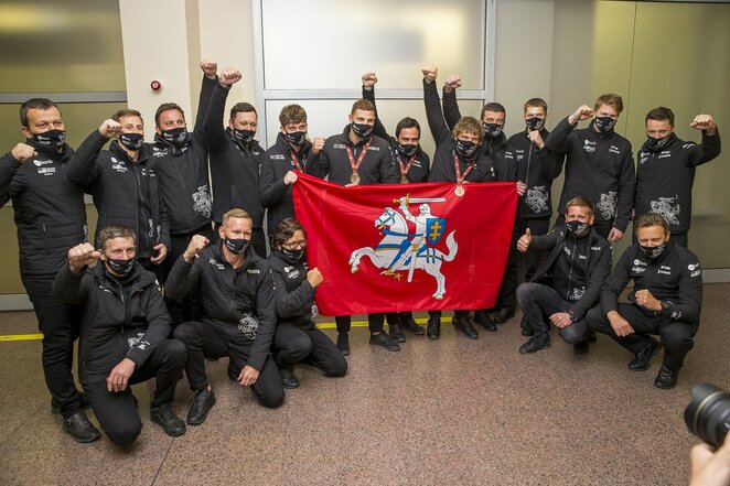 Benediktas Vanagas su komanda | Roko Lukoševičiaus/BNS Foto nuotr.