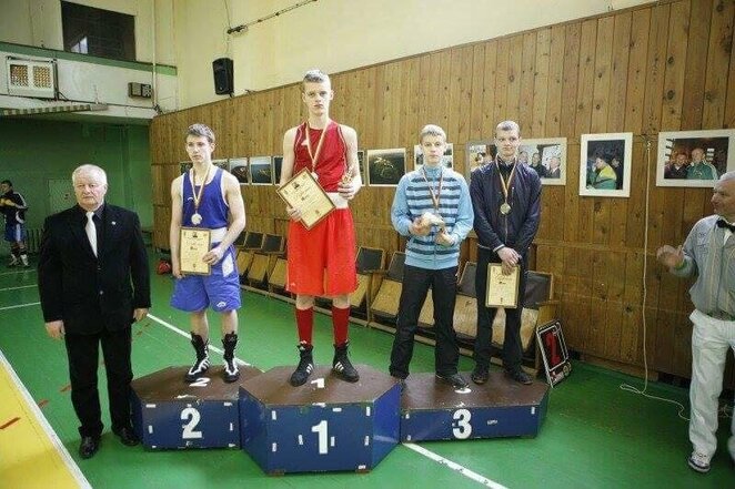 Algirdas Baniulis paauglystėje (centre) | Asmeninio archyvo