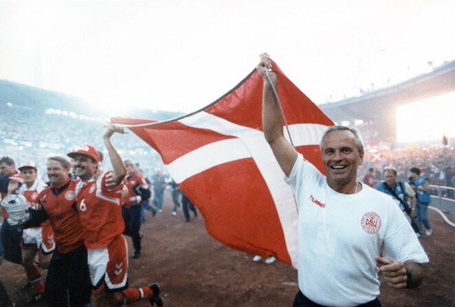 Danios rinktinės futbolininkų ir trenerio (deš.) triumfas 1992 metų turnyre | Scanpix nuotr.