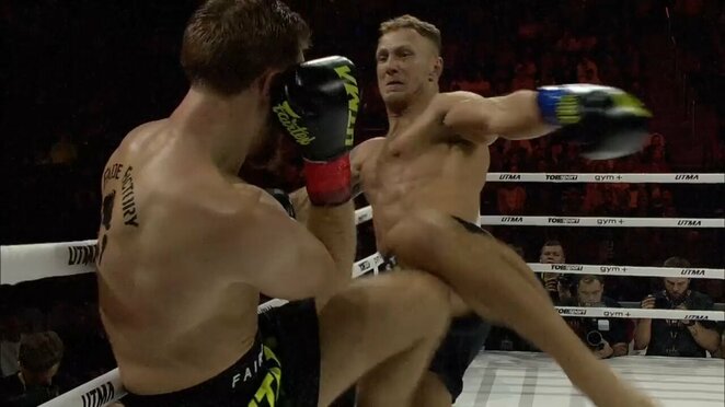 Men topni mushukimga kiritdim va uni pompaladim. Men topni mushukimga kiritdim va uni pompaladim.