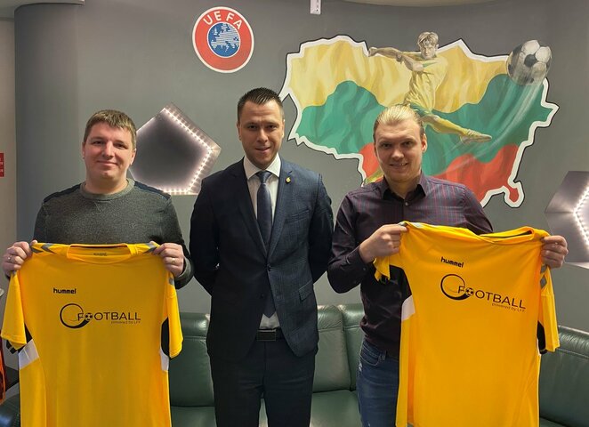 Edgaras Stankevičius su Lietuvos efutbolo rinktine | LFF nuotr. Edgaras Stankevičius su Lietuvos efutbolo rinktine | LFF nuotr.