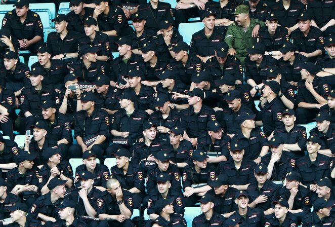 Policijos pareigūnai futbolo rungtynėse | Scanpix nuotr.