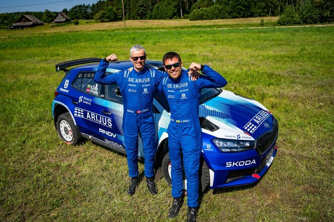 V.Žala į Mažeikius atsiveža Lietuvoje dar nematytą naująjį „Škoda“ ralio automobilį | Vytauto Dranginio nuotr. V.Žala į Mažeikius atsiveža Lietuvoje dar nematytą naująjį „Škoda“ ralio automobilį | Vytauto Dranginio nuotr.